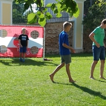 Jugendliche beim Fußballspielen im Jugendhausgarten