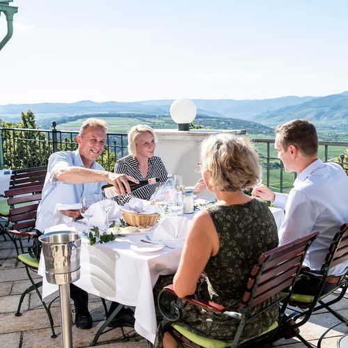 Essen auf der Restaurantterrasse / Stift Göttweig / Robert Herbst