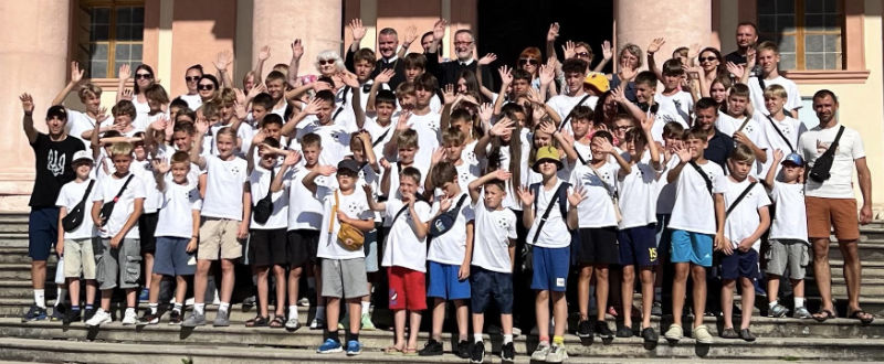 Gruppenbild der Ukrainischen Jugendlichen mit Abt Patrick