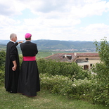 Bischof Oster genießt den Ausblick auf die Wachau