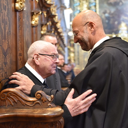 Als ältester Göttweiger Mönch gratuliert Pater Hartmann dem Neuprofessen Frater Thomas