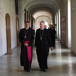 Bischof Oster mit Abt Columban in der Klausur