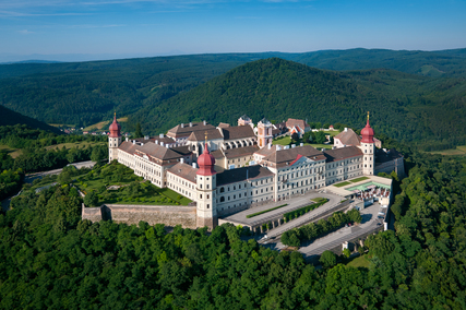 Wachau. Stift Göttweig im Sommer. Luftaufnahme.