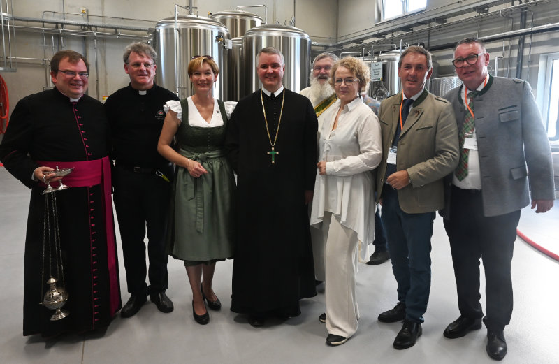 Monsignore Markus Heinz, Pfarrer von Pyhra, Prior Pater Pirmin Mayer,  Monika Fischer, Bürgermeisterin von Pyhra, Abt Patrick Schöder, Diakon Ludwig Göbl, Pfarre Pyhra, LR Christiane Teschl-Hofmeister,  Josef Sieder, Direktor der LFS Pyhra, Heinz Par