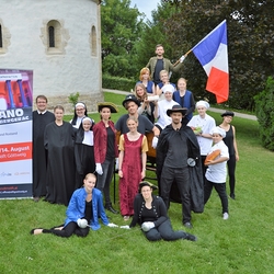 Auf die Jugendtheaterproduktion „Cyrano de Bergerac“ im August freuen sich die Akteure gemeinsam mit dem Organisationsteam. Der Reinerlös kommt der Dachsanierung des Stiftes Göttweig zugute.