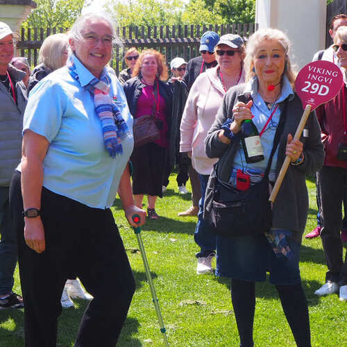 Eva Vaskovich-Fidelsberger mit amerikan. Gästen im Marillengarten anlässlich ihres Geburtstages  