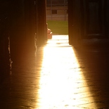 Stiftskirche - Sonne strahlt in offene Stiftskirche