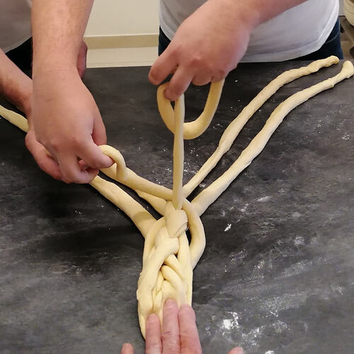 Hände beim Brotbacken / Gerlinde Brauneis