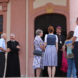 Bischof Oster begegnet Gottesdienstbesuchern