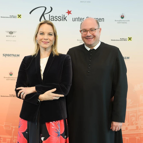 Elīna Garančaj und Pater Pius bei der Pressekonferenz 2025