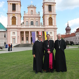 Bischof Oster mit Abt Columban und Prior Maximilian vor der Stiftskirche