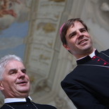 Bischof Oster mit Abt Columban auf der Kaiserstiege
