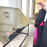Bischof Oster mit Abt Columban auf der Kaiserstiege