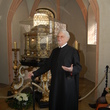 Einführung durch Kustos Pater Gregor M. Lechner zur Ausstellung '950 Jahre Bischof Altmann'