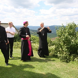 Bischof Oster genießt den Ausblick auf die Wachau
