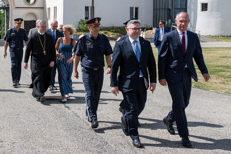 Landesrat Schleritzko und Innenminister Karner / Stift Göttweig, Pater Pius Nemes Landesrat Schleritzko und Innenminister Karner