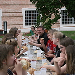 Abendessen im Jugendhausgarten