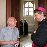 Bischof Oster im Gespräch