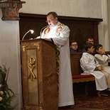 Pfarrer Marek bei den Verlautbarungen                               
