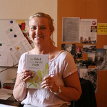 Martina mit dem Buch von Hubert Gaisbauer