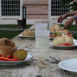 Abendessen im Jugendhausgarten