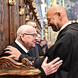 Als ältester Göttweiger Mönch gratuliert Pater Hartmann dem Neuprofessen Frater Thomas