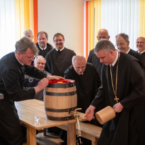 Abt und Mönche beim Fassanstich